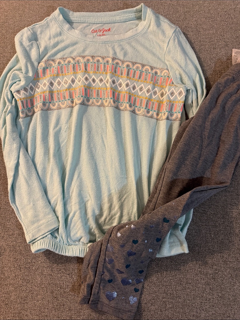 5/$15- Girl’s outfit size small